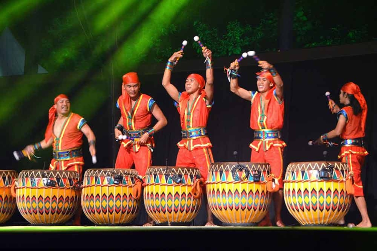 Pertunjukan musik Dol oleh kelompok pemusik